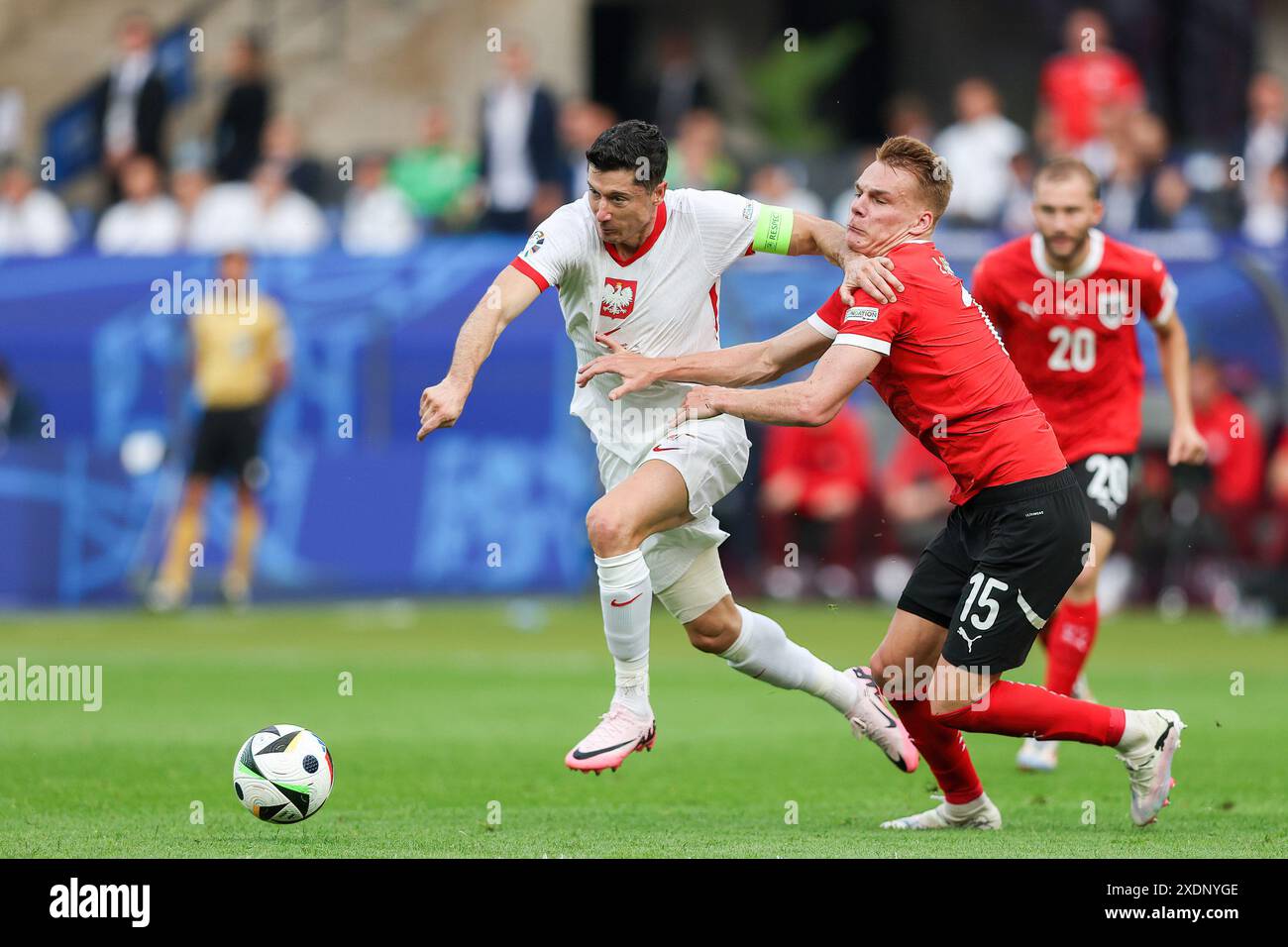 Berlin, Allemagne. 21 juin 2024. Robert Lewandowski de Pologne (G) et Philipp Lienhart d'Autriche (d) en action lors du match de l'UEFA EURO 2024 opposant la Pologne et l'Autriche à l'Olympiastadion. Score final : Pologne 1:3 Autriche. Crédit : SOPA images Limited/Alamy Live News Banque D'Images