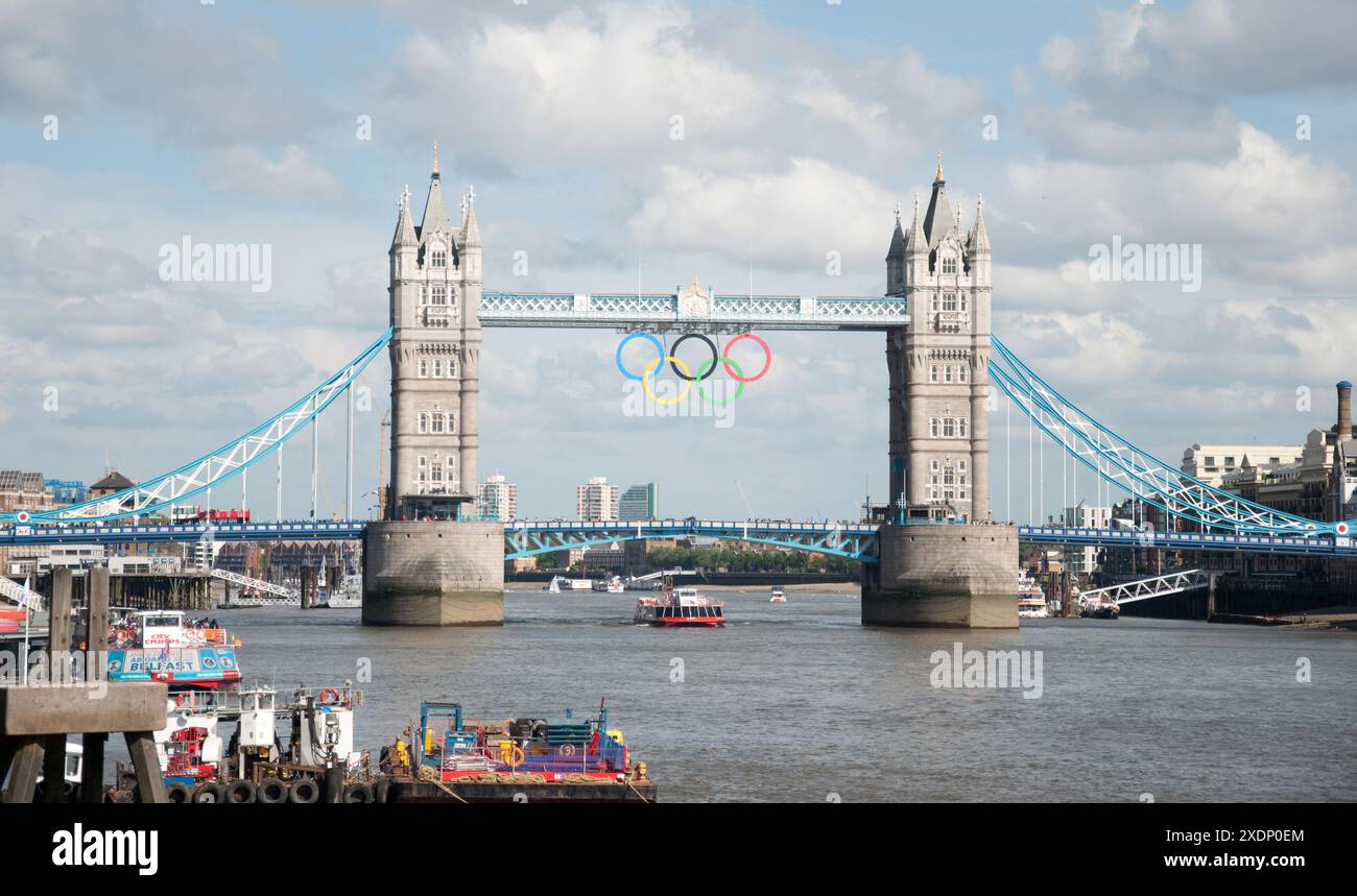 Tower Bridge avec symbole olympique, City of London, Londres, Royaume-Uni Banque D'Images