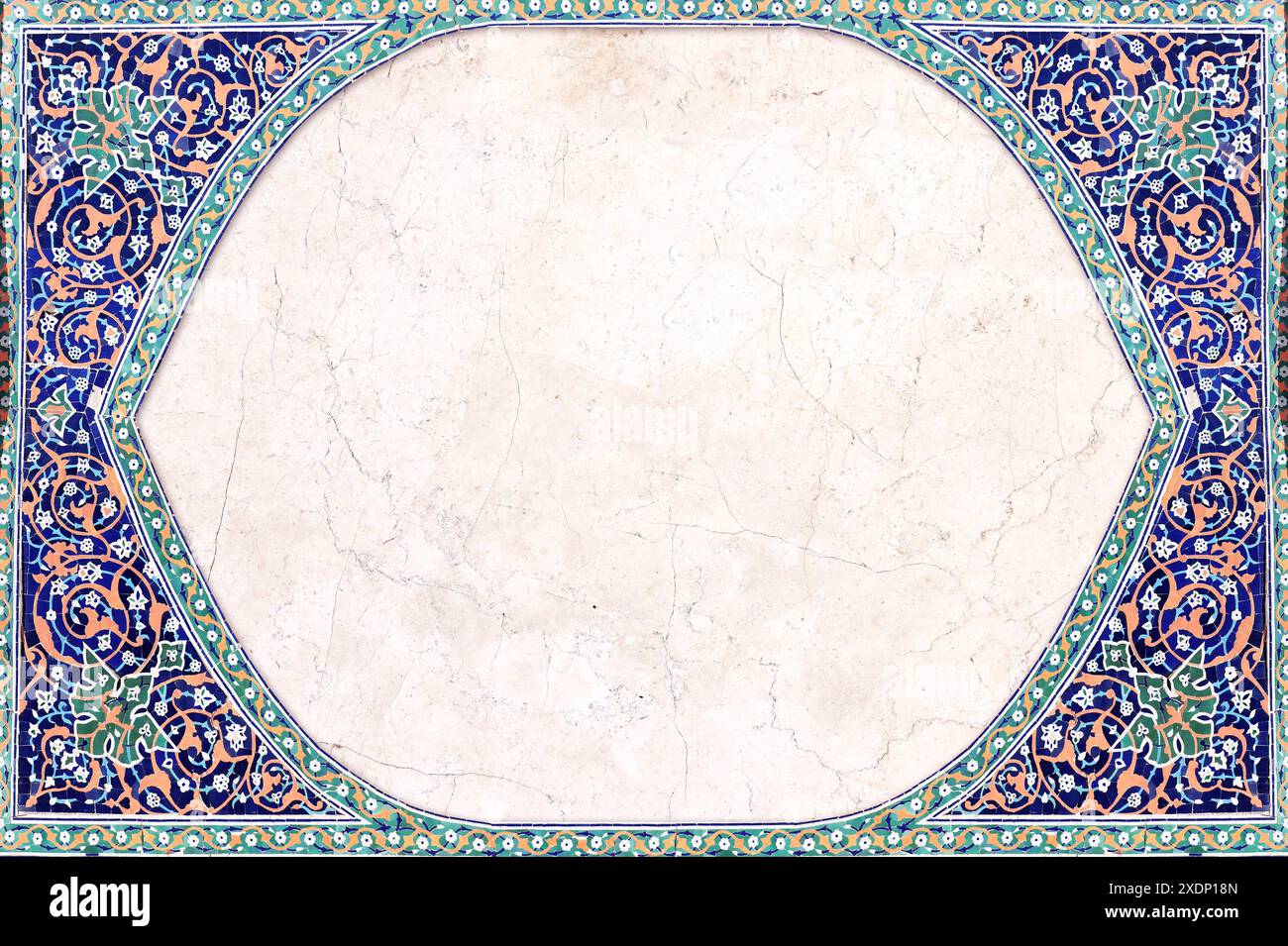 Détail du mur traditionnel en mosaïque persane avec ornement géométrique et floral, Iran. Fond horizontal ou vertical avec cadre en carreaux de céramique. Mock Banque D'Images