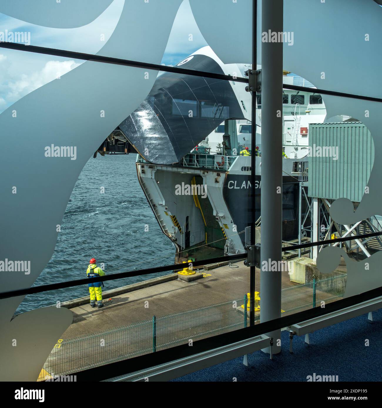 MV Clansman, Caledonian MacBrayne Ferry avec portes arquées surélevées comme on le voit à travers les fenêtres de la zone d'attente du terminal de ferry d'Oban, Oban, Écosse, Royaume-Uni. Banque D'Images