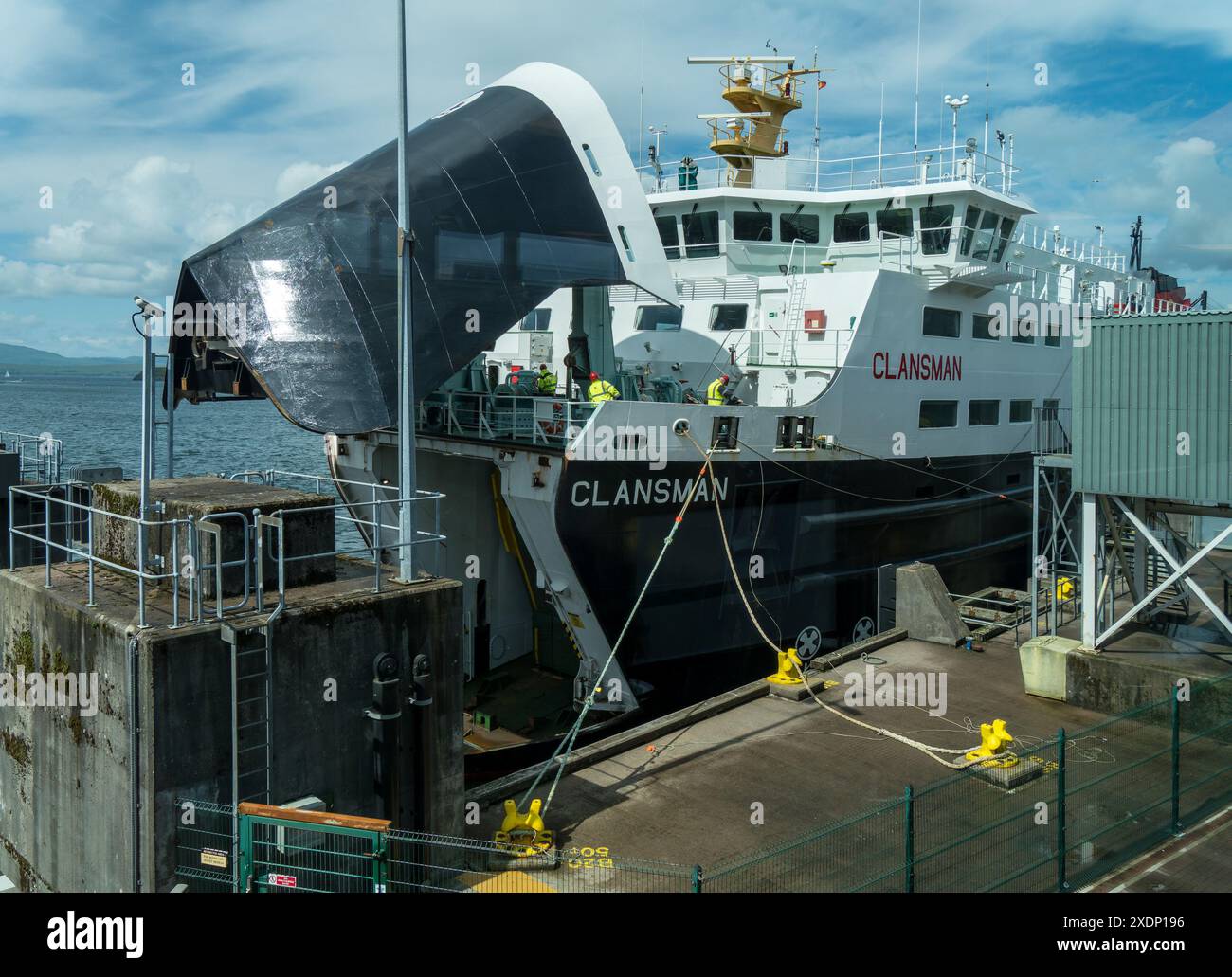 MV Clansman, Caledonian MacBrayne Ferry avec portes arquées surélevées comme on le voit à travers les fenêtres de la zone d'attente du terminal de ferry d'Oban, Oban, Écosse, Royaume-Uni. Banque D'Images