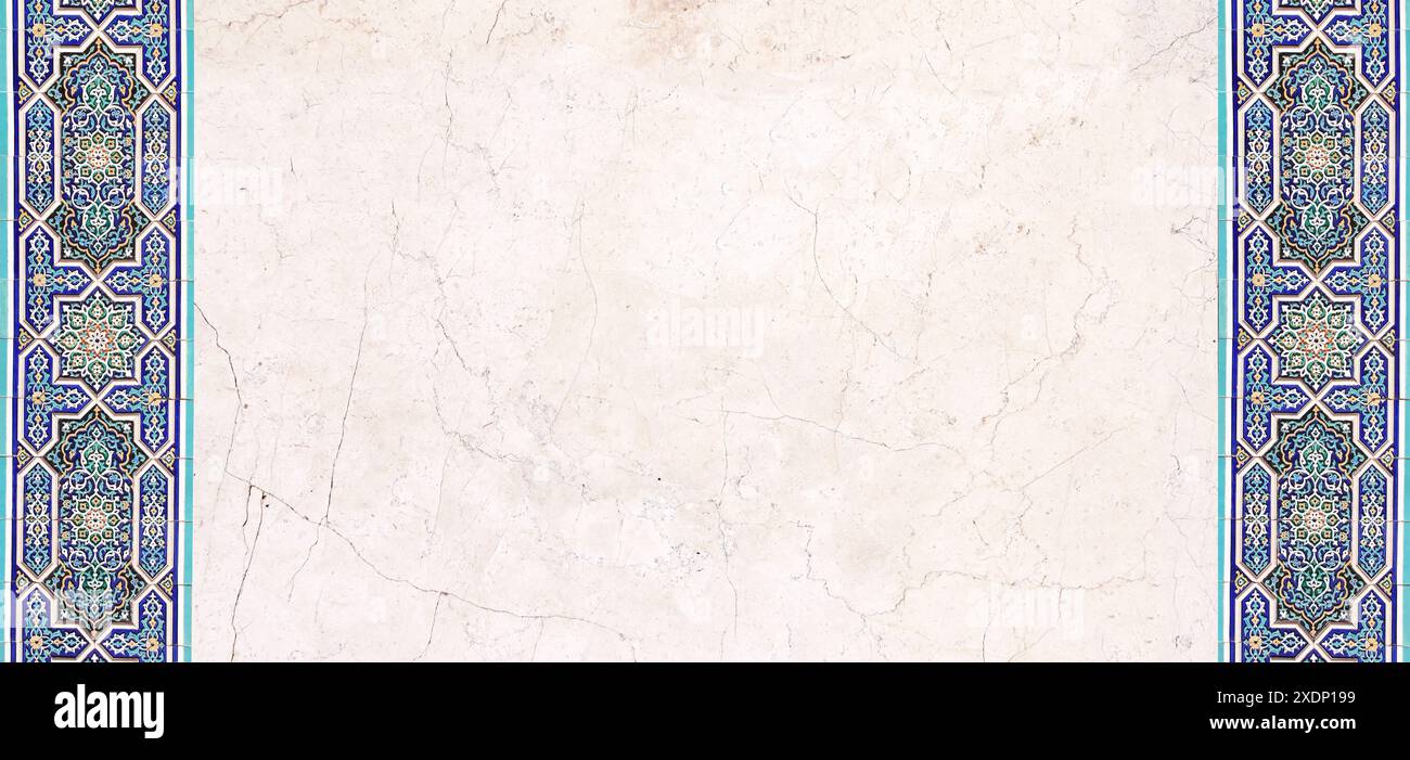Détail du mur traditionnel en mosaïque persane avec ornement de tuiles. Fond horizontal ou vertical avec cadre en carreaux de céramique. Modèle de maquette. Copier l'espace Banque D'Images