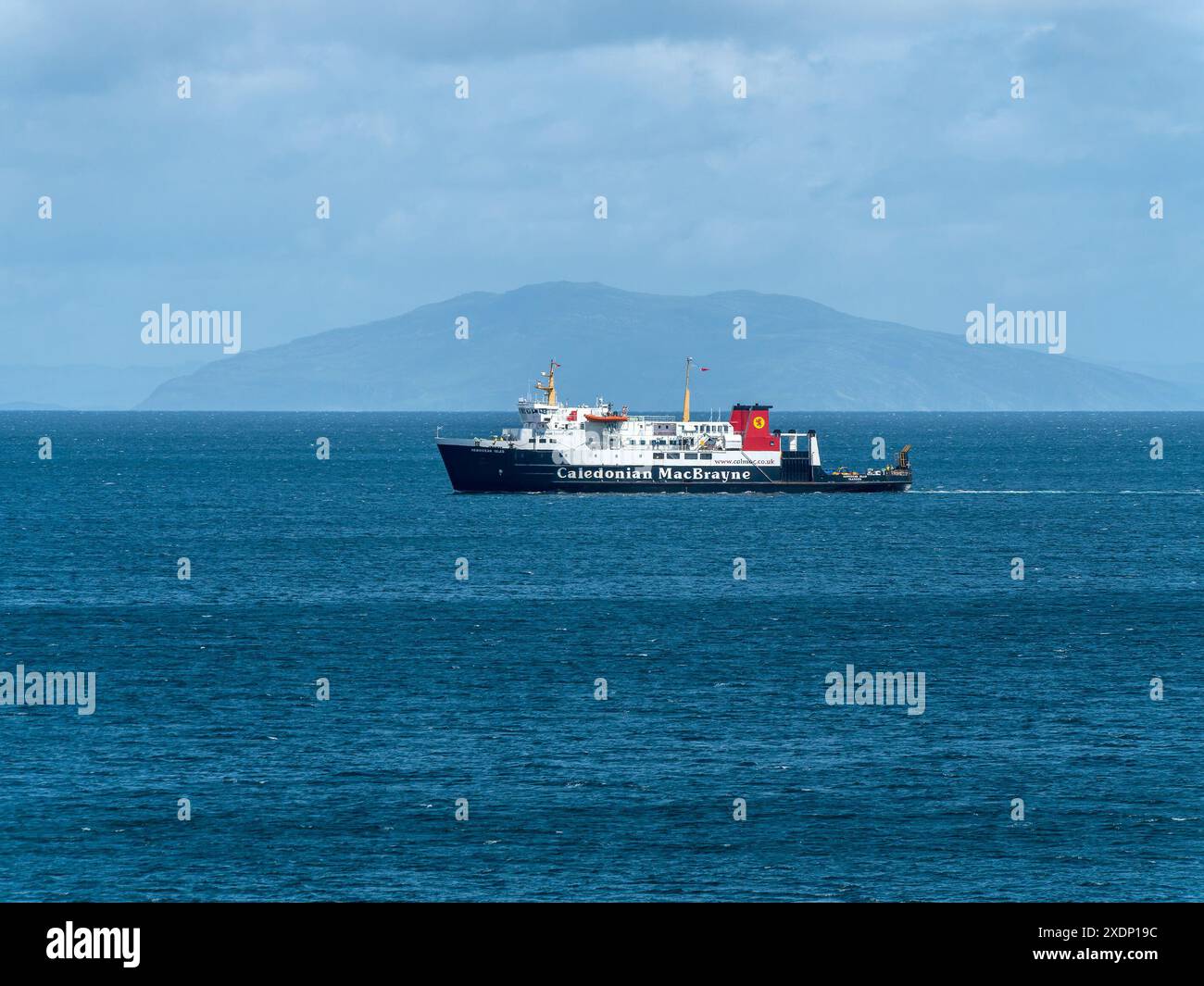 Le ferry calédonien MacBrayne 'Hebridean Isles' approche de l'île de Colonsay en route d'Islay en juin, Colonsay, Écosse, Royaume-Uni Banque D'Images