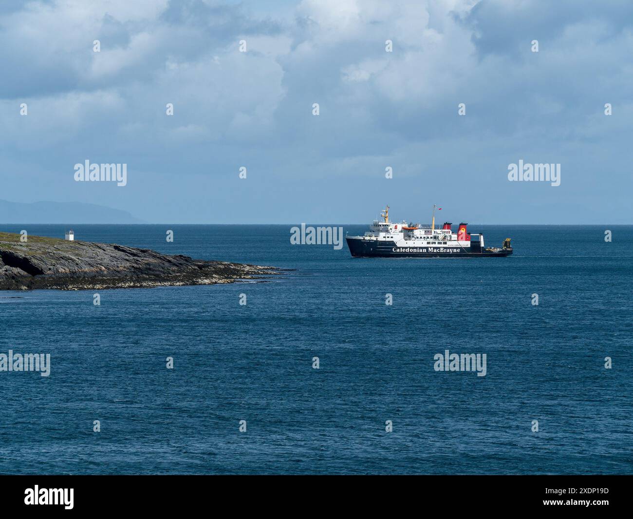 Le ferry calédonien MacBrayne 'Hebridean Isles' approche de l'île de Colonsay en route d'Islay en juin, Colonsay, Écosse, Royaume-Uni Banque D'Images