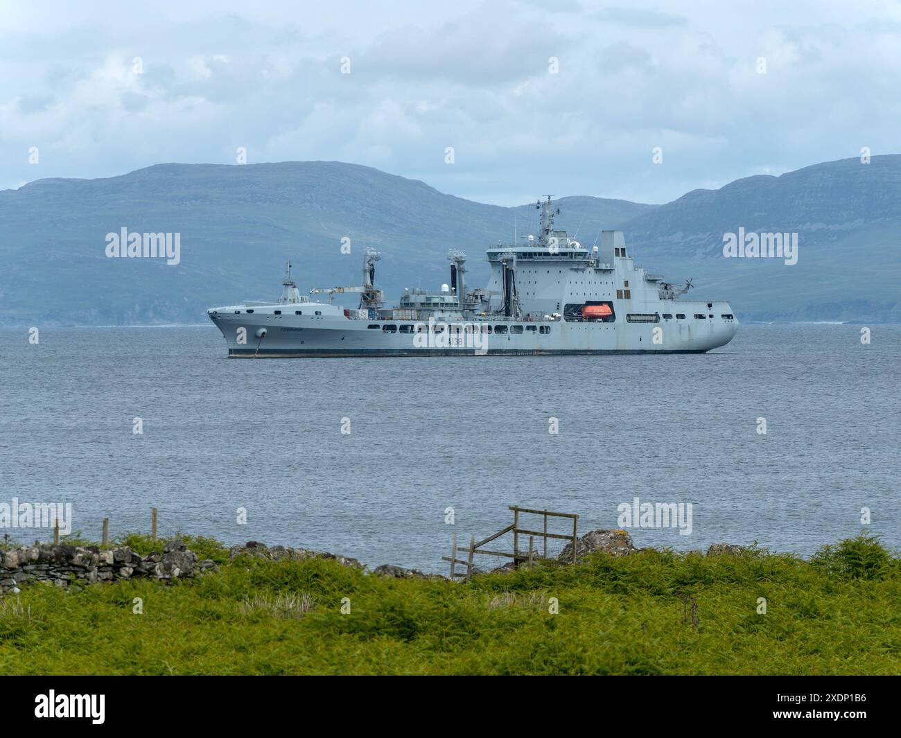 Royal Fleet Auxiliary RFA Tidesurge un pétrolier de ravitaillement de la classe Tide mouillé au large des côtes de Colonsay en juin 2024 Banque D'Images