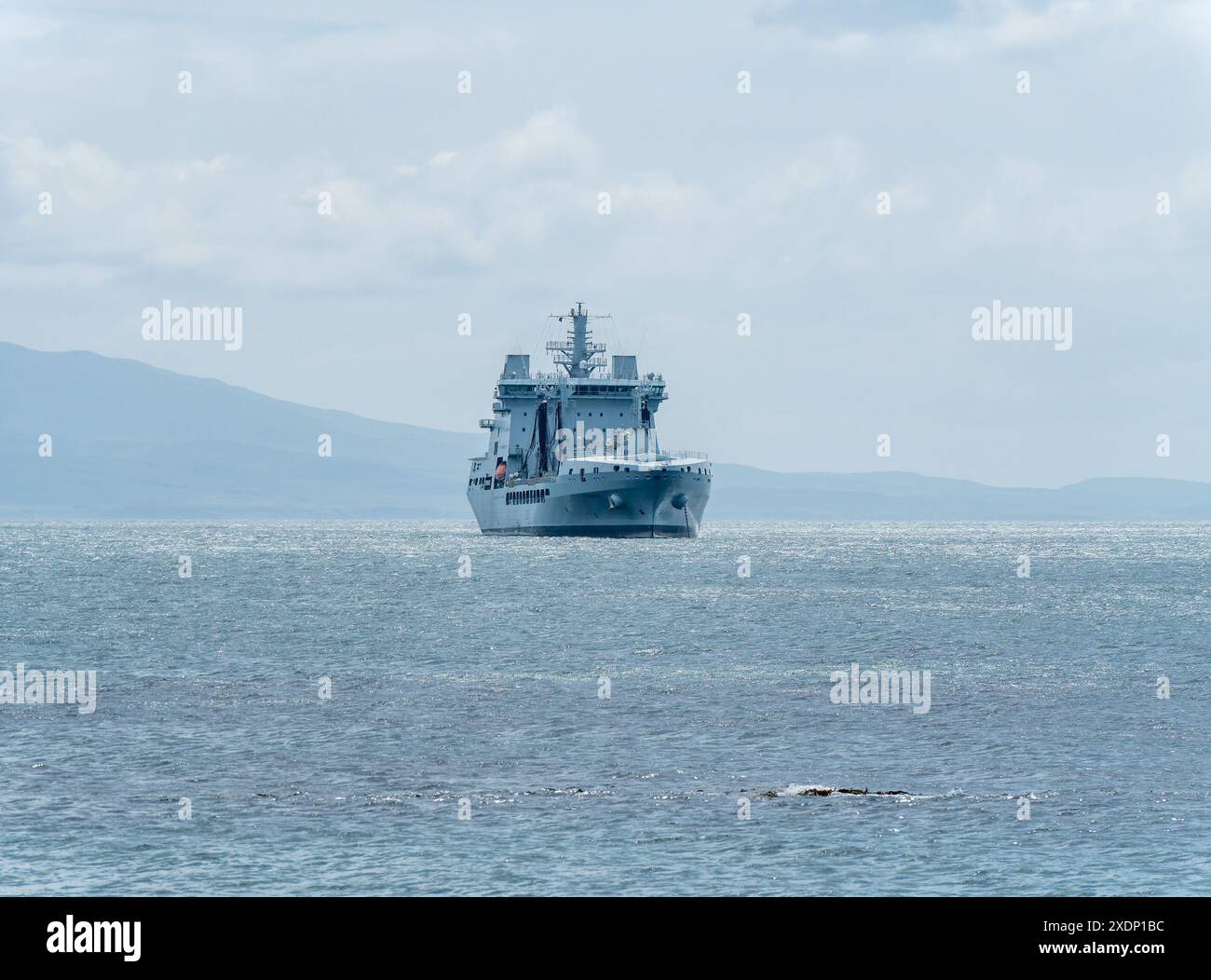 Royal Fleet Auxiliary RFA Tidesurge un pétrolier de ravitaillement de la classe Tide mouillé au large des côtes de Colonsay en juin 2024 Banque D'Images