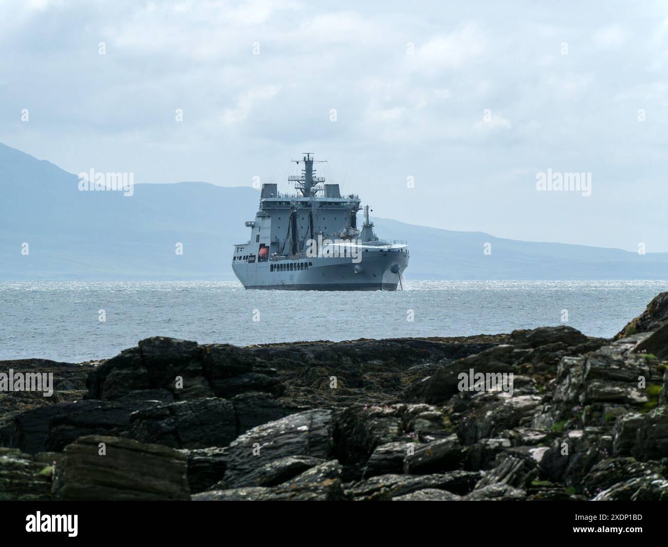 Royal Fleet Auxiliary RFA Tidesurge un pétrolier de ravitaillement de la classe Tide mouillé au large des côtes de Colonsay en juin 2024 Banque D'Images