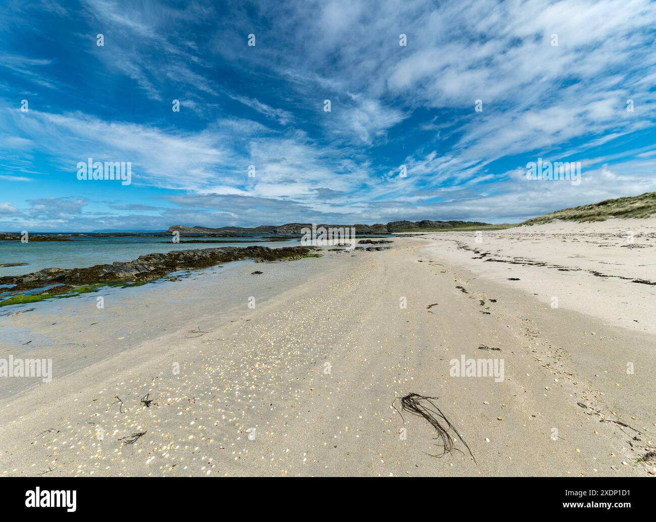 Les beaux sables de la plage d'Ardskenish sur l'île isolée des Hébrides de Colonsay avec le ciel bleu au-dessus en juin, Écosse, Royaume-Uni Banque D'Images