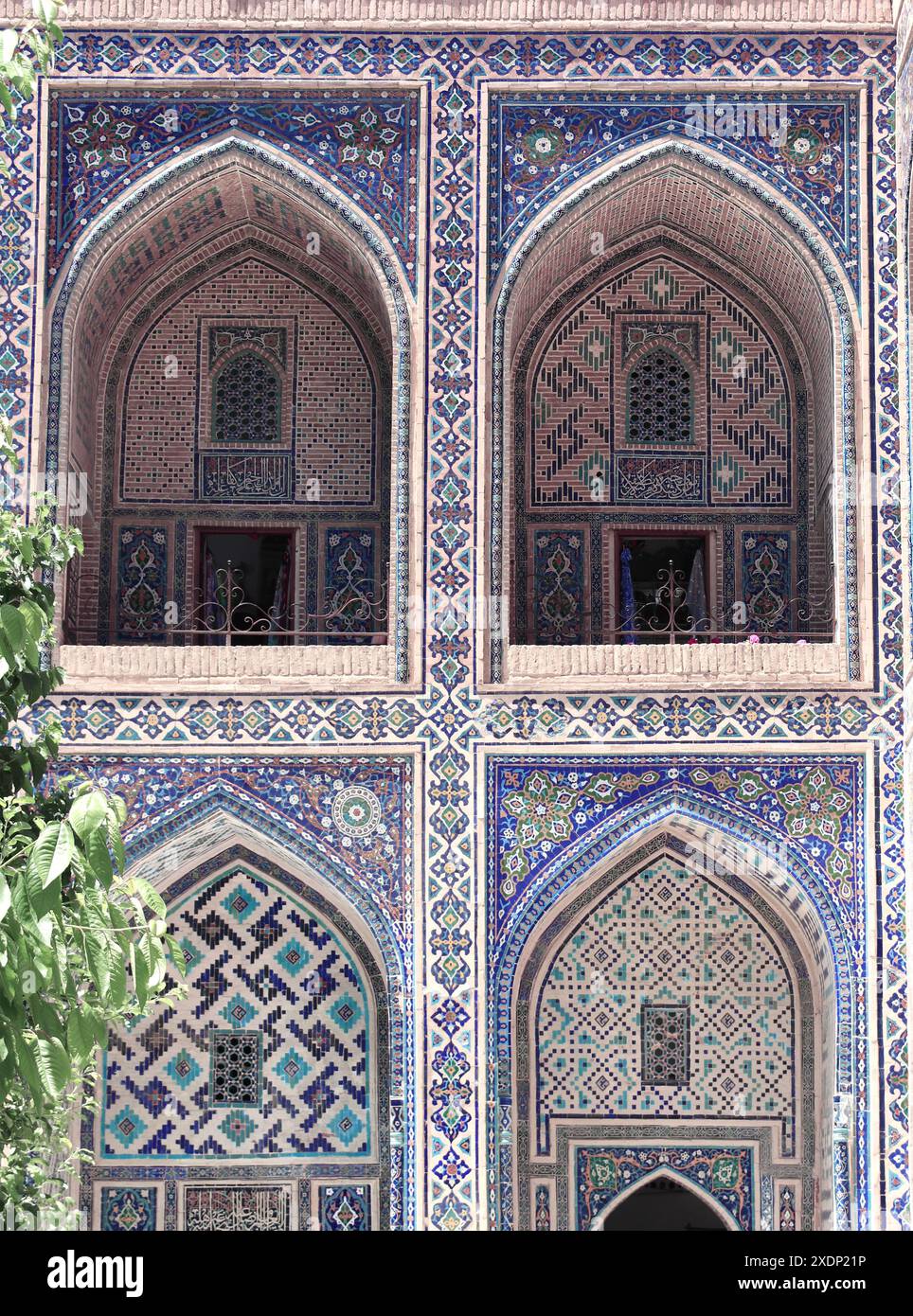Célèbre monument - Ulugh Beg Madrasah sur la place Registan, Samarcande, Ouzbékistan. Arches avec ornement de tuiles dans la cour de Ulugh Beg Madrasa Banque D'Images