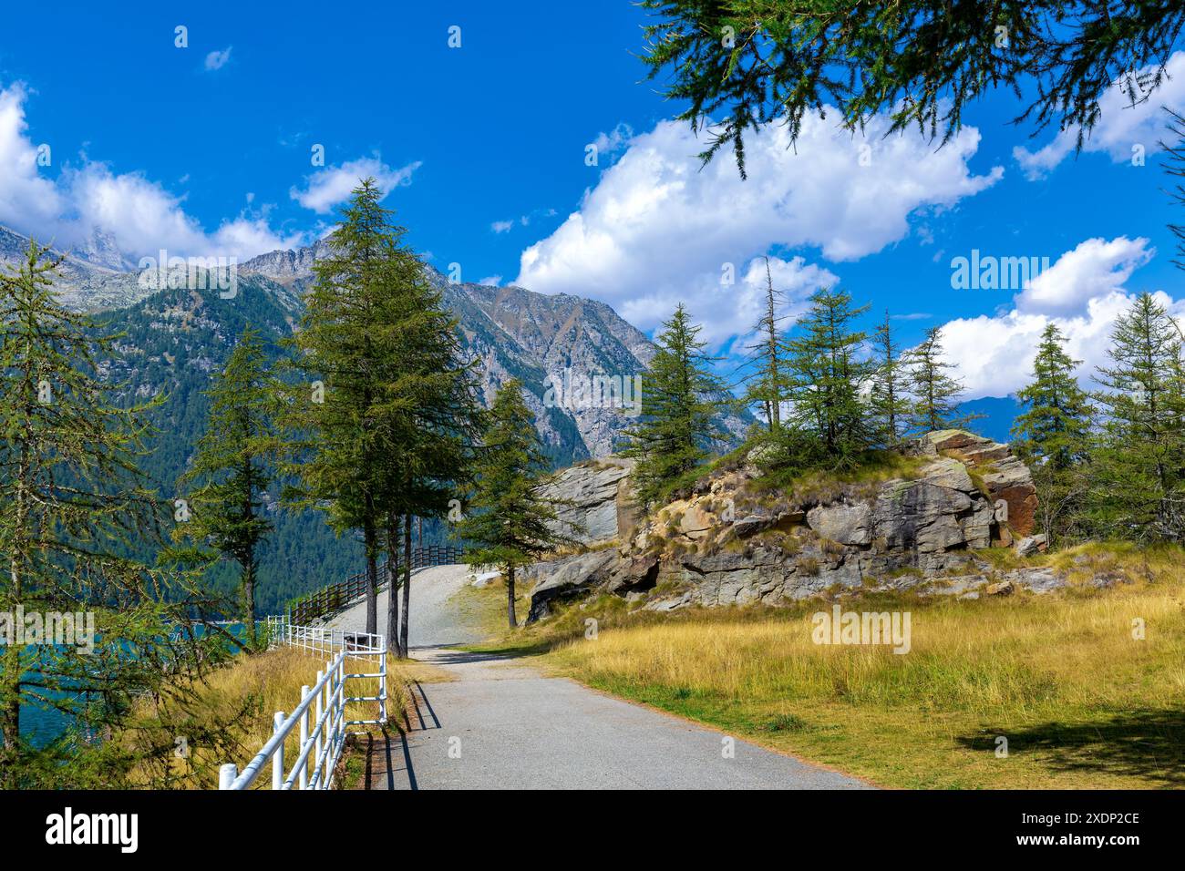 Vue du passage le long des montagnes et du lac Ceresole dans le Piémont, Italie. Banque D'Images