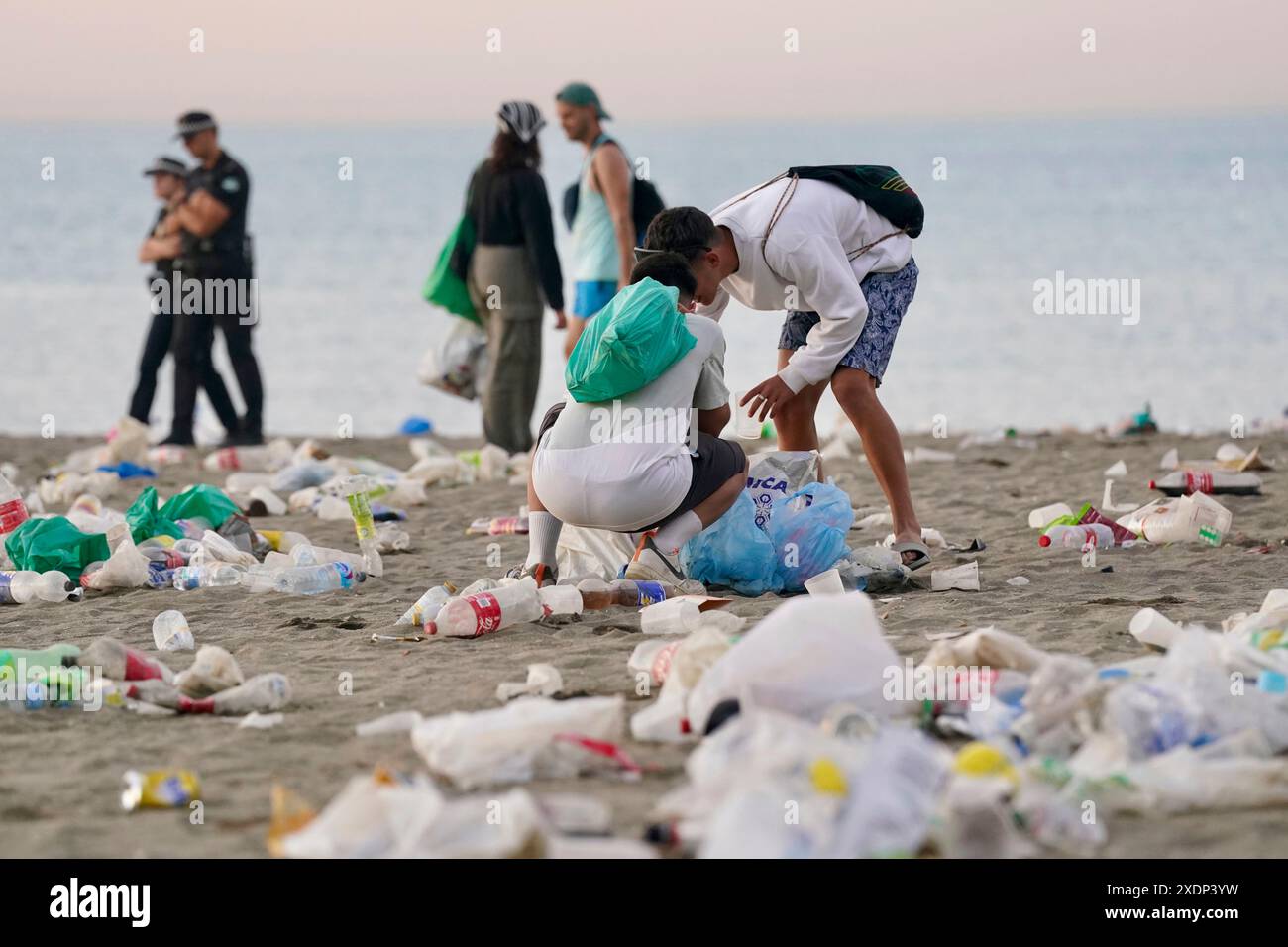 The cleaning services, and members of the National Police, on the beach of La Malagueta for cleaning tasks after the night of San Juan, June 24, 2024 in Malaga (Andalusia, Spain). On the beaches of the Spanish coast is celebrated the feast of San Juan, the shortest night of the year, one of the most deeply rooted popular festivals consisting of the burning of bonfires. JUNE 24;2024 Álex Zea / Europa Press 06/24/2024 (Europa Press via AP) Banque D'Images