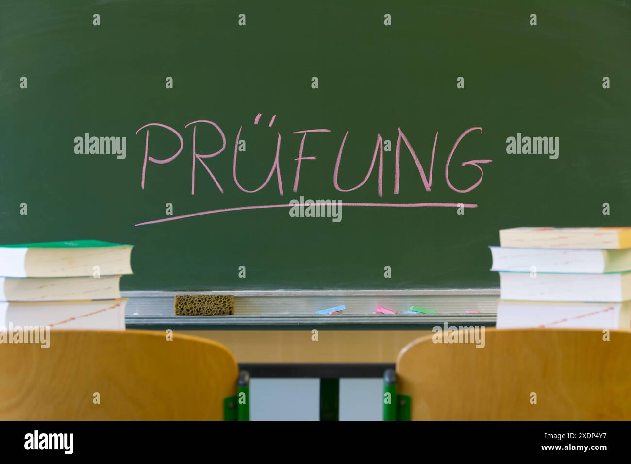Un tableau d'école avec le mot allemand 'Pruefung' ('examen') Banque D'Images