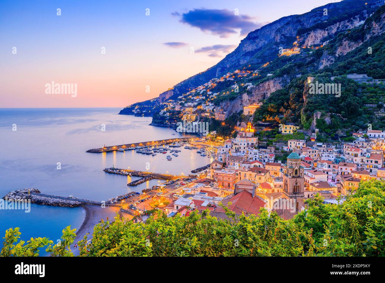 Côte amalfitaine, Italie. Vue sur la ville d'Amalfi au coucher du soleil. Banque D'Images
