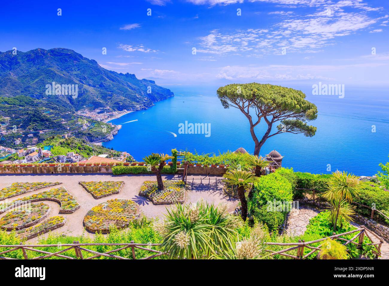 Côte amalfitaine, Italie. Vue sur la côte amalfitaine depuis le village de Ravello. Banque D'Images