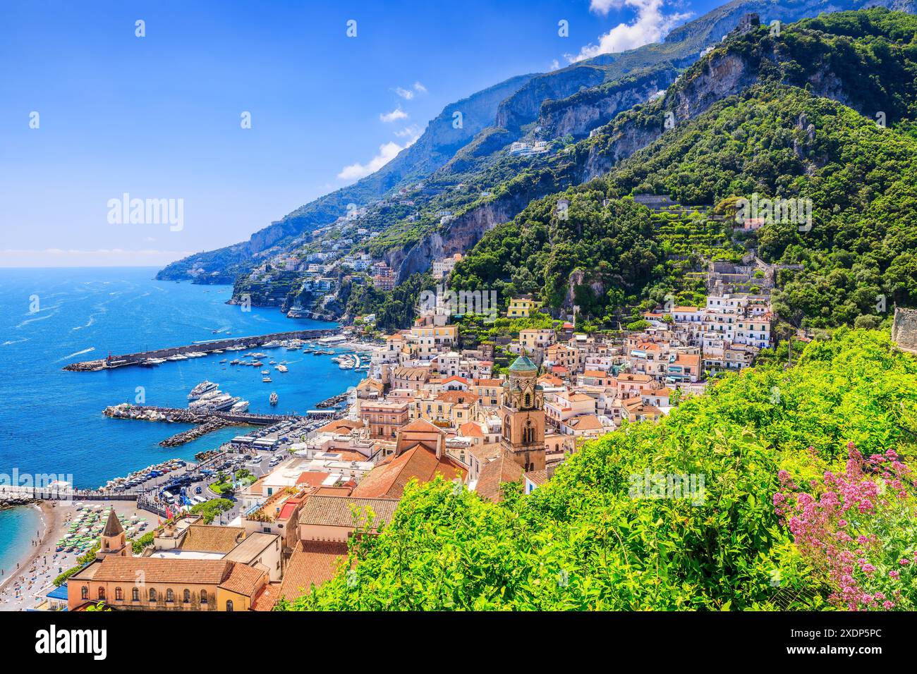 Côte amalfitaine, Italie. Vue sur la ville d'Amalfi. Banque D'Images