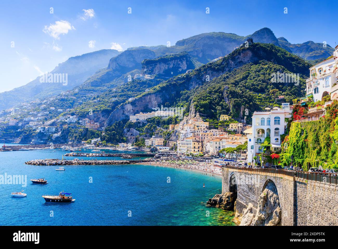 Côte amalfitaine, Italie. Vue sur la ville d'Amalfi. Banque D'Images