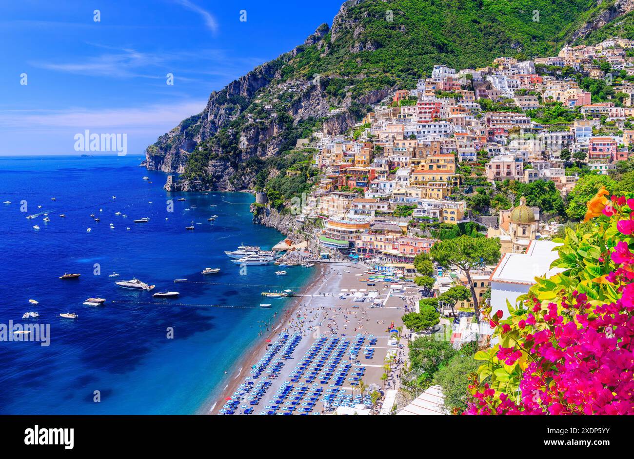 Côte amalfitaine, Italie. Vue sur la ville de Positano et la plage. Banque D'Images