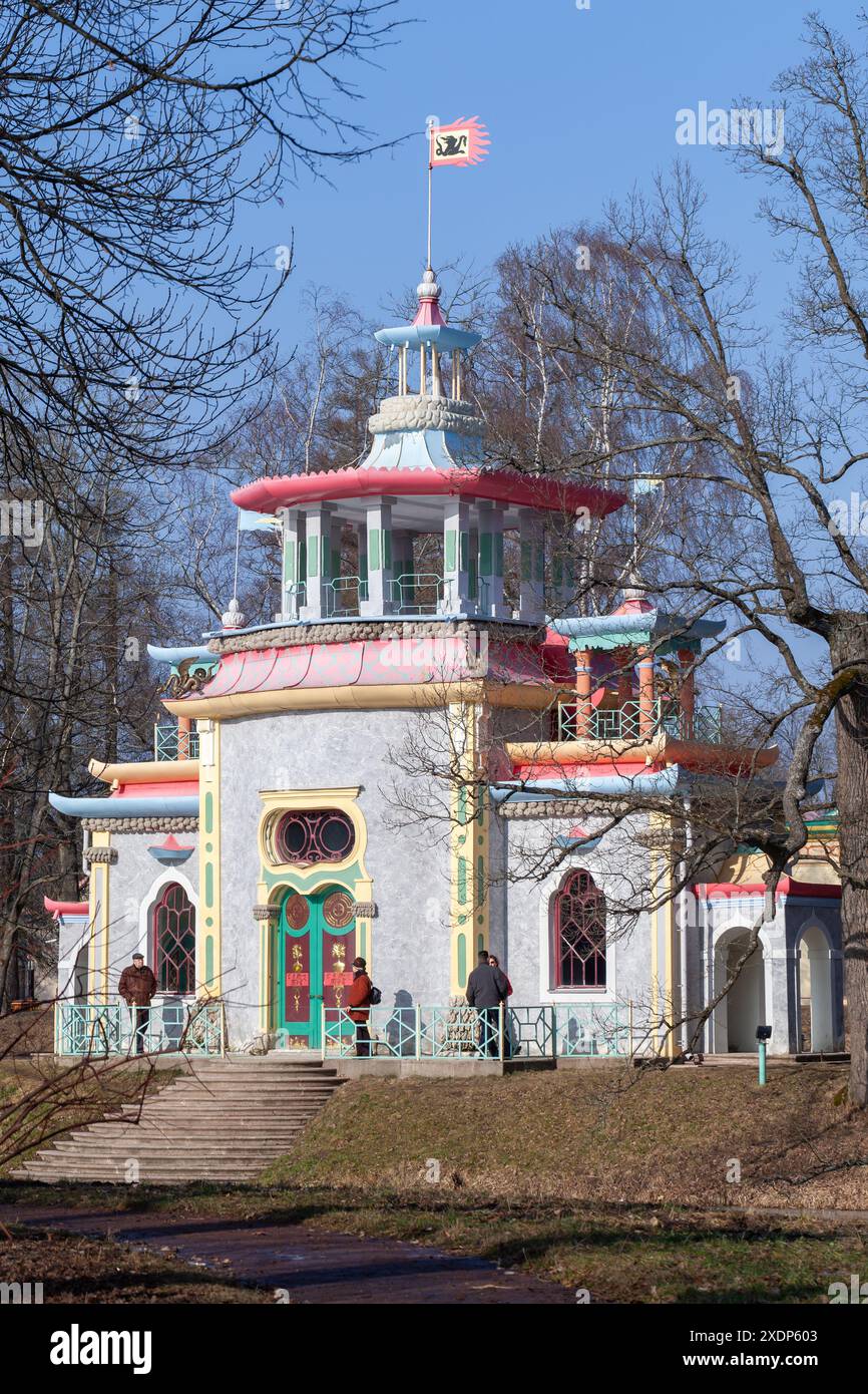 Saint-Pétersbourg, Russie - 10 mars 2014 : la pagode craquante, également connue sous le nom de Maison d'été chinoise, a été construite près du village chinois d'In Banque D'Images Saint-Pétersbourg, Russie - 10 mars 2014 : la pagode craquante, également connue sous le nom de Maison d'été chinoise, a été construite près du village chinois d'In Banque D'Images