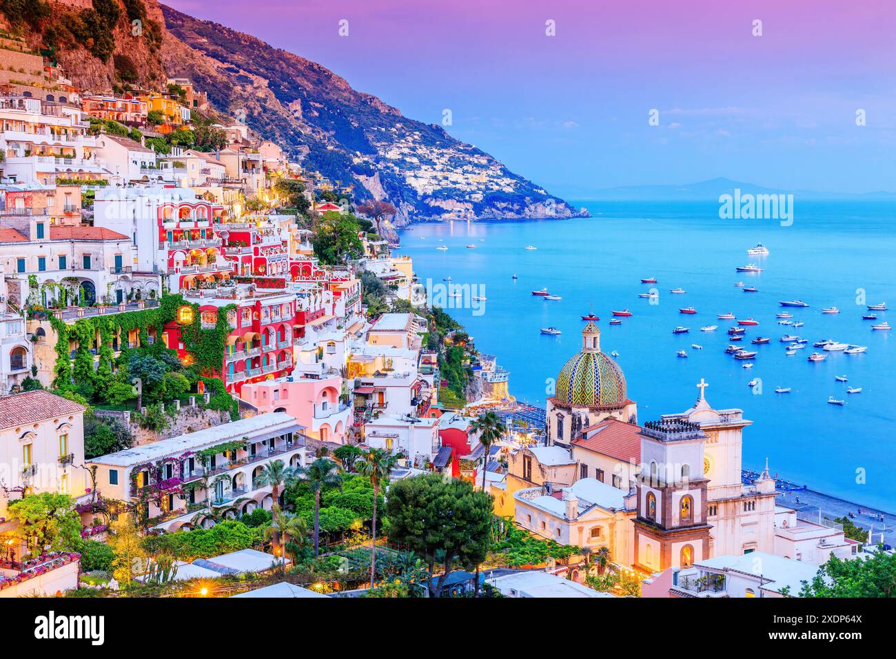 Côte amalfitaine, Italie. Vue sur la ville de Positano et le bord de mer au coucher du soleil. Banque D'Images