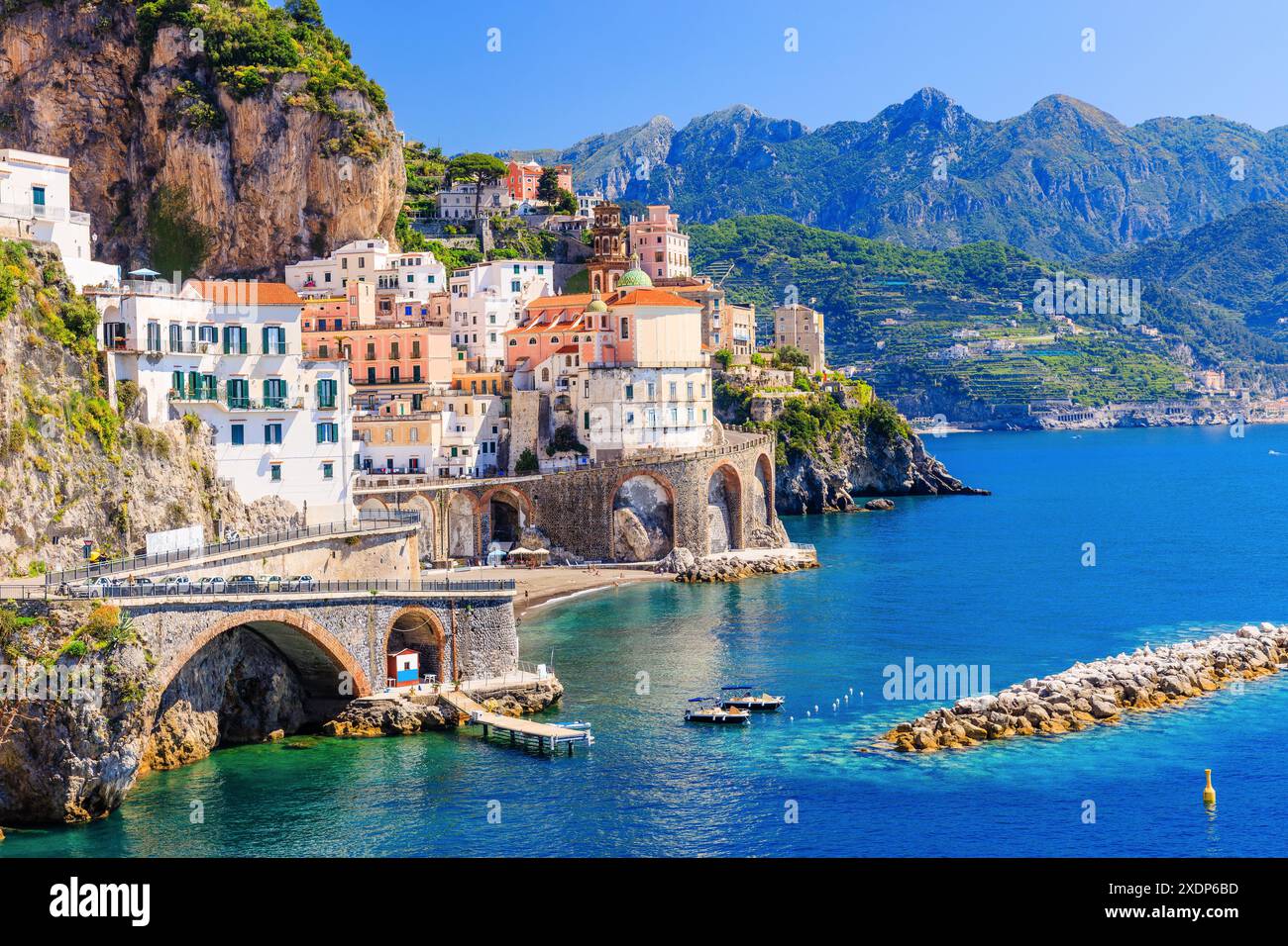 Côte amalfitaine, Italie. Vue sur la ville d'Atrani et la côte amalfitaine. Banque D'Images