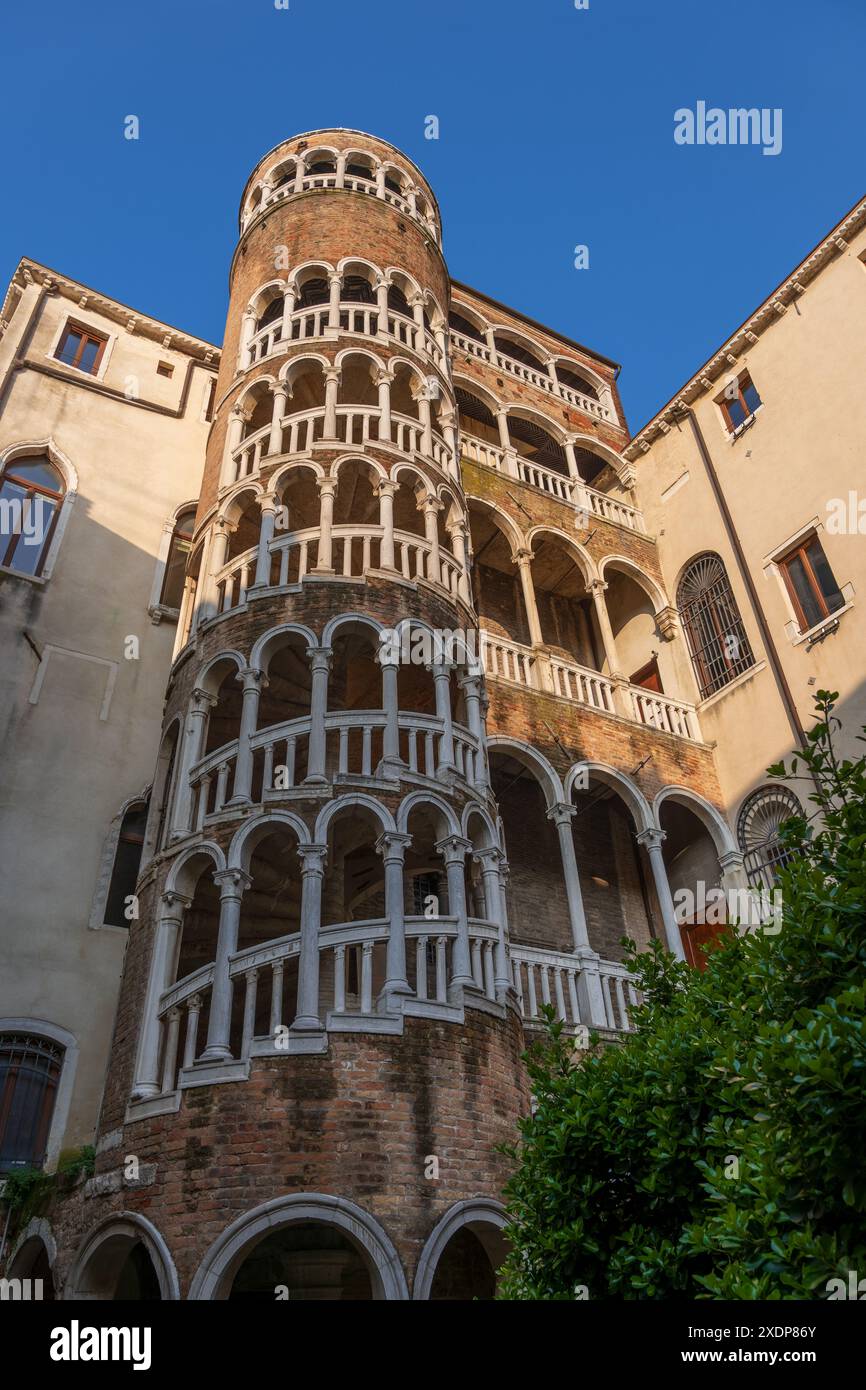 Palazzo Contarini del Bovolo dans la ville de Venise, Italie. Petit palais avec escalier en colimaçon voûté du XVe siècle dans le quartier de San Marco. Banque D'Images