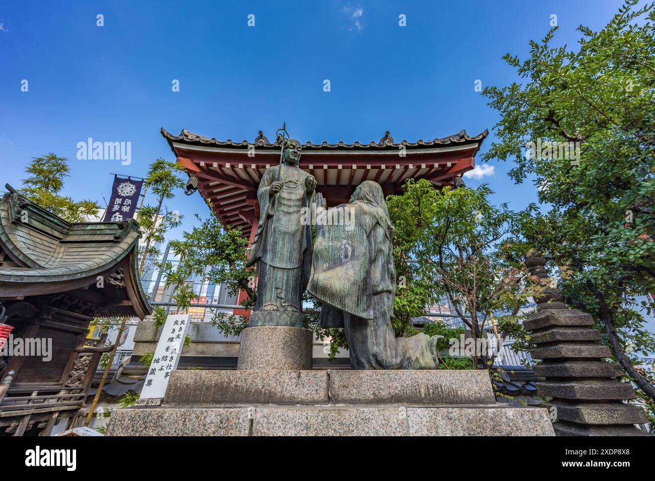 Tokyo, Japon. 24 août 2023 : sculpture Tsumagoi Jizoson au sanctuaire Ishibashi Inari Jinja Shinto. Situé dans le quartier Ueno à côté du temple Tokudaiji. Banque D'Images