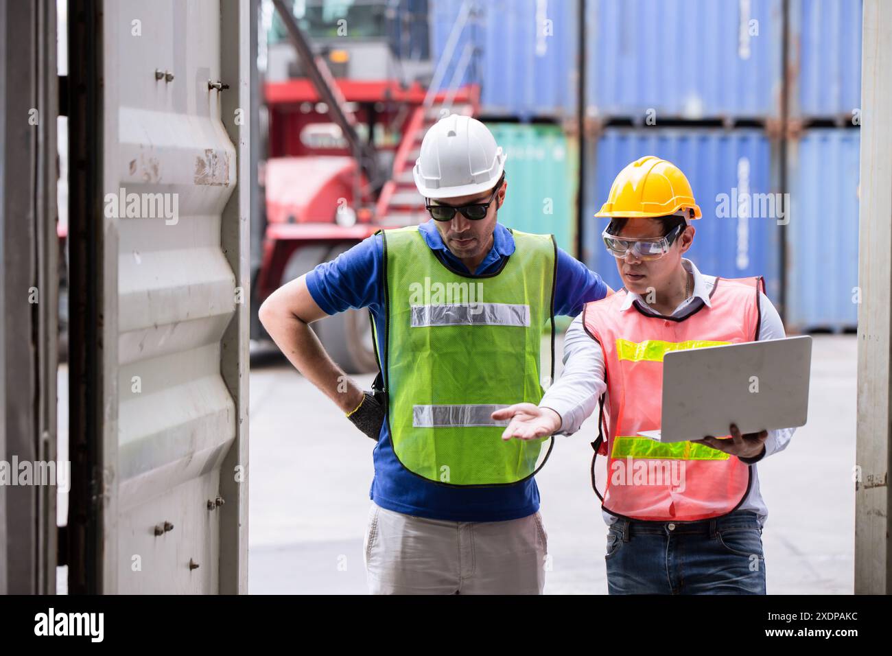 Le personnel de l'équipe des douanes ouvre la porte du conteneur en vérifiant l'intérieur de la cargaison dans l'armoire à conteneurs. Importation exportation marchandises interdites. Banque D'Images