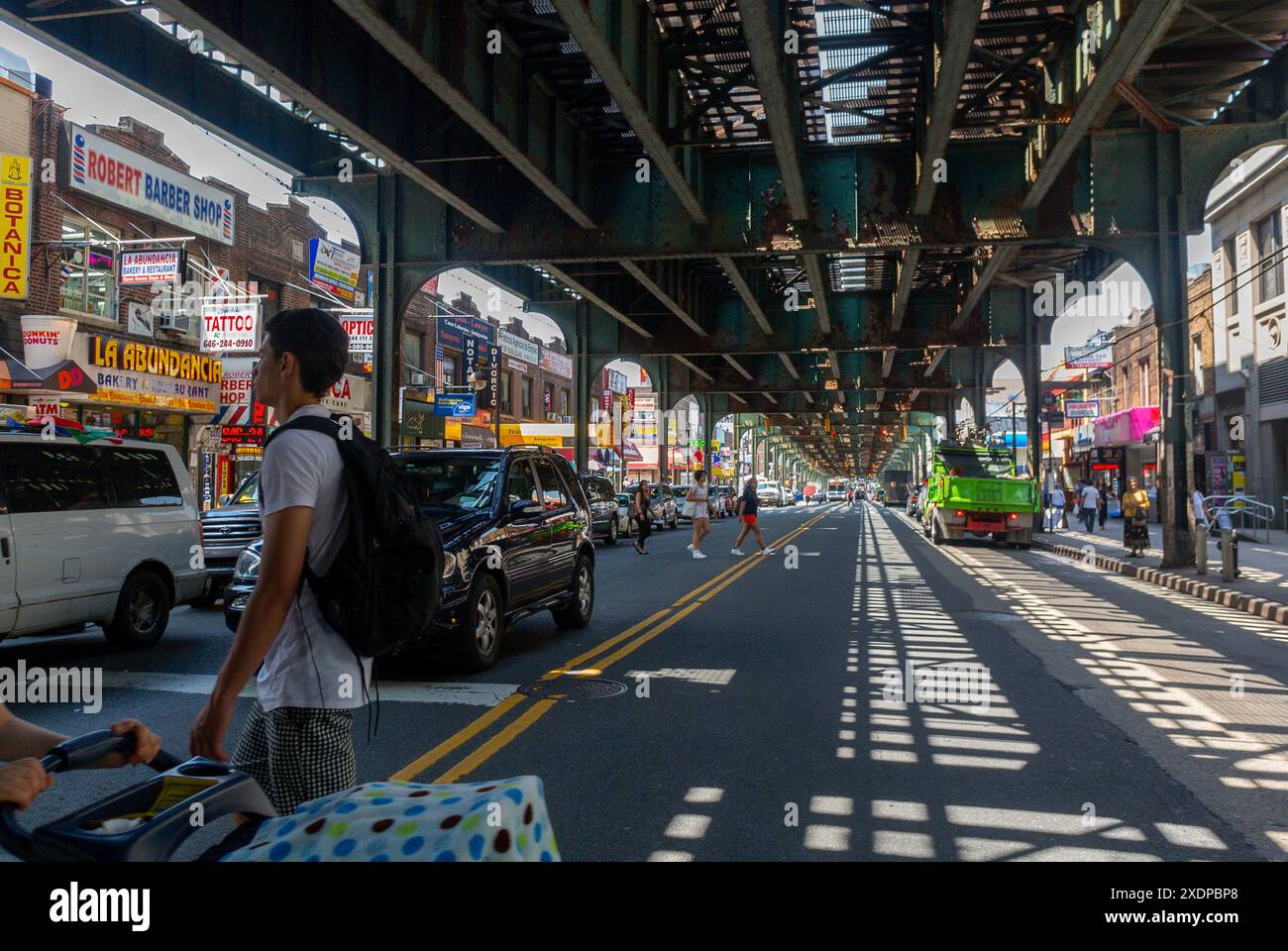 New York City, NY, États-Unis, vue grand angle, scène de rue, sous NYC Elevated Subway, paysage urbain, Jackson Heights, Queens District Banque D'Images