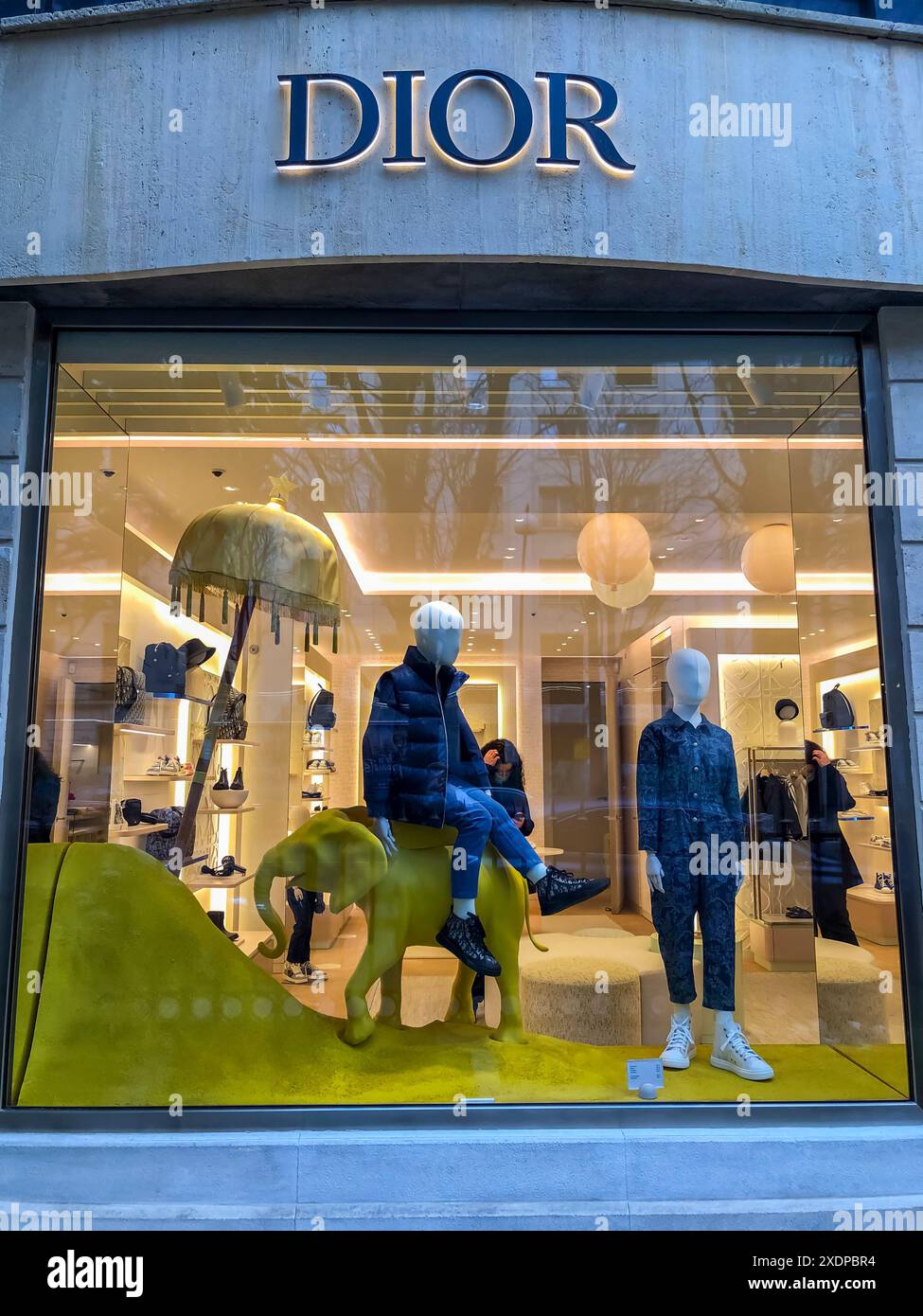 Paris, France, gros plan, boutiques de mode de luxe, magasin Dior, boutique Front Windows Display, Dior, Men’s Wear, AVE. Montaigne Banque D'Images