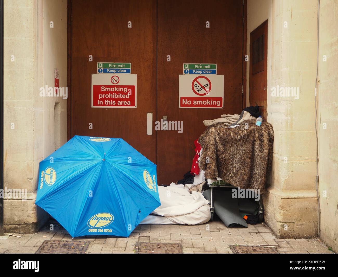 Abri pour couchettes difficiles dans une porte vide de locaux commerciaux, centre-ville de Bath, Somerset. Sans-abri, austérité au Royaume-Uni, exclusion sociale. Banque D'Images