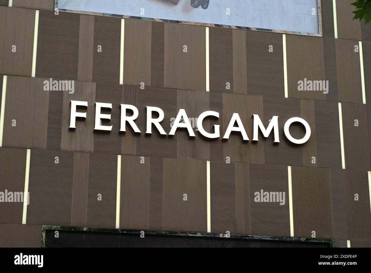 SHANGHAI, CHINE - 24 JUIN 2024 - Un magasin phare FERRAGAMO à Shanghai, Chine, 24 juin 2024. Banque D'Images