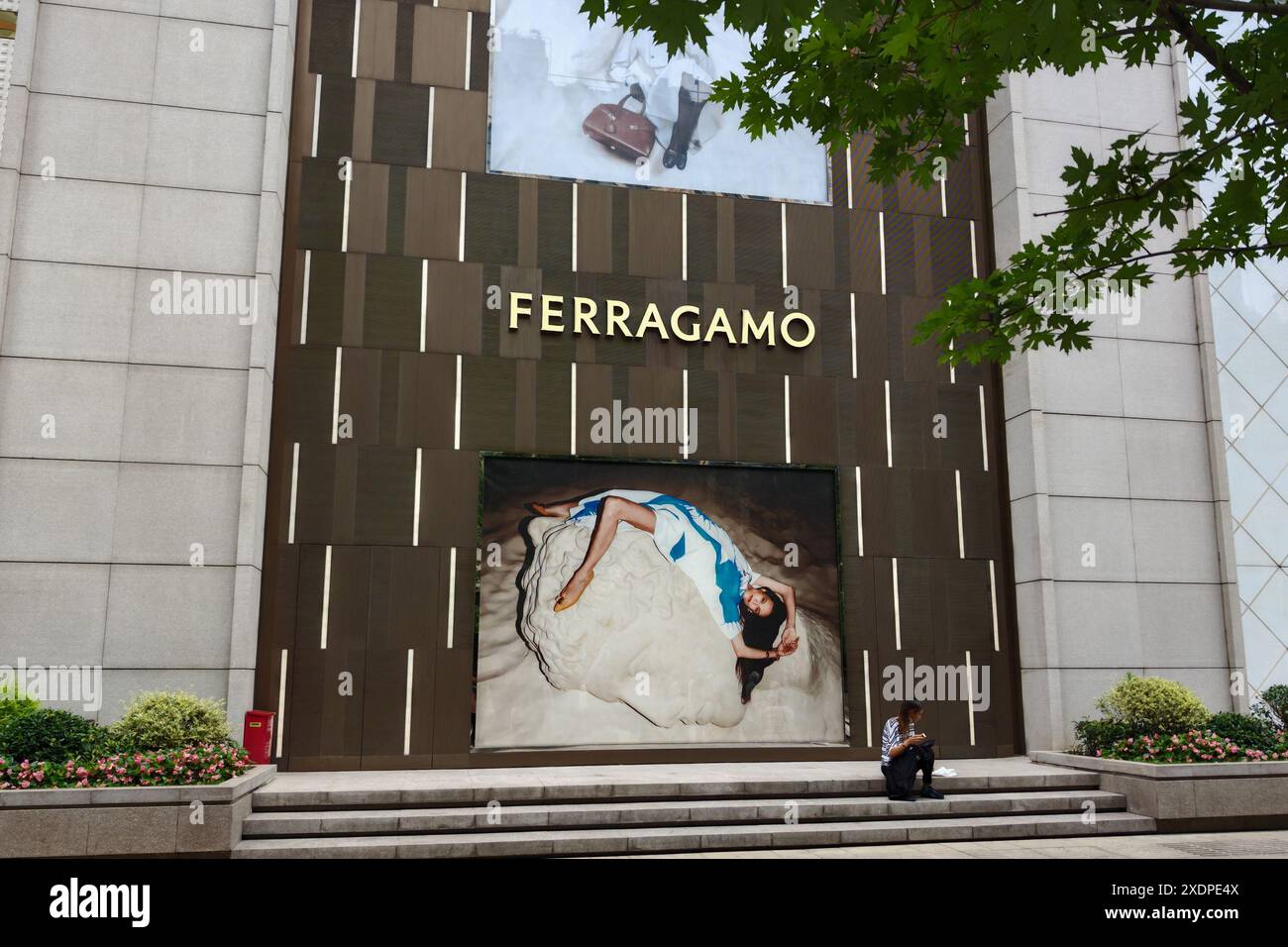 SHANGHAI, CHINE - 24 JUIN 2024 - Un magasin phare FERRAGAMO à Shanghai, Chine, 24 juin 2024. Banque D'Images