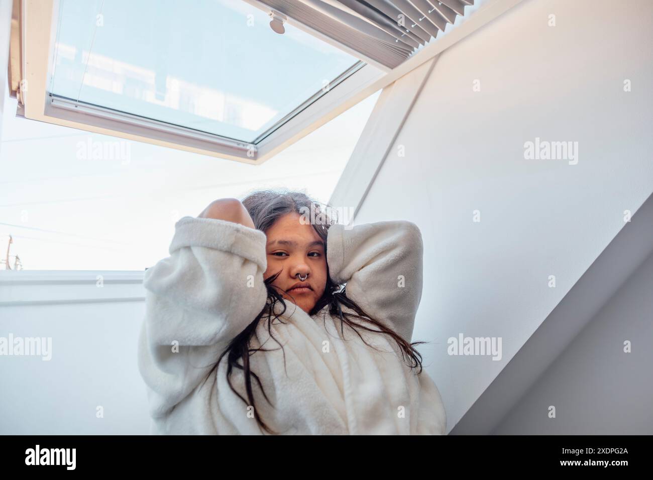 Souligne le désir, atteindre la luminosité, la positivité, la fenêtre ensoleillée Banque D'Images