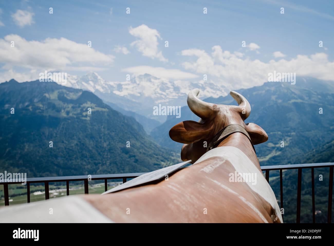 Statue de vache surplombant les montagnes à Harder Kulm, Suisse Banque D'Images