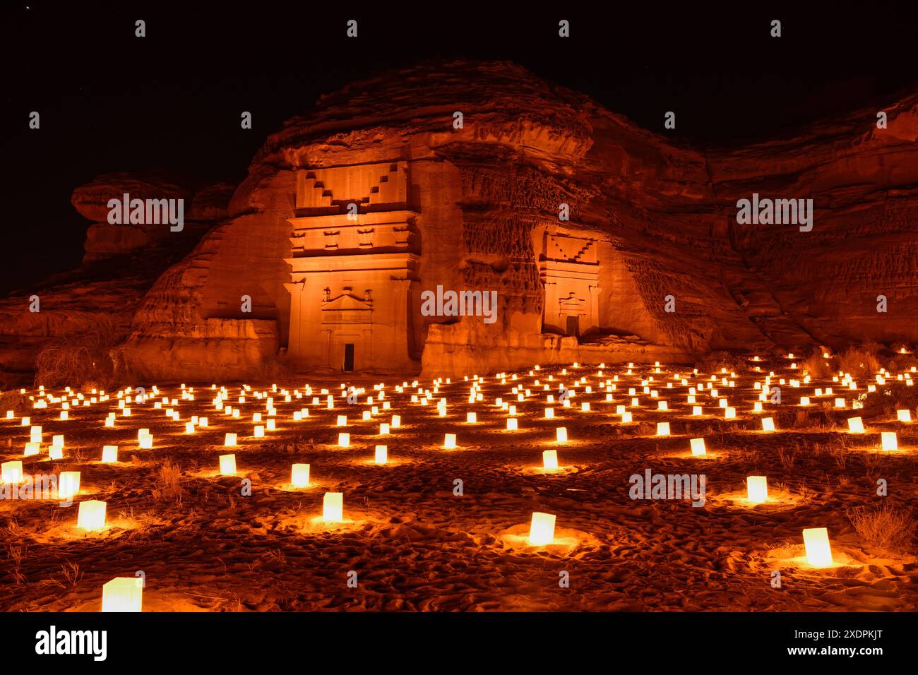 Géographie / voyage, Arabie Saoudite, illuminé Nabataeer-Graeber la nuit, Hegra ou Mada'in Salih, AUTORISATION-DROITS-SUPPLÉMENTAIRE-INFO-NON-DISPONIBLE Banque D'Images