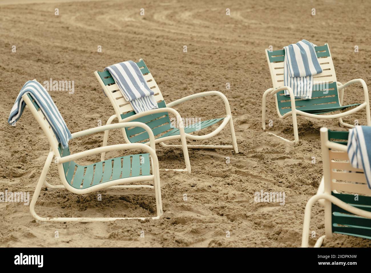 Chaises de plage avec serviettes rayées sur la plage de sable Banque D'Images