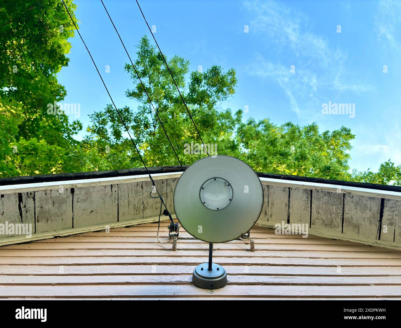Luminaire vintage industriel extérieur sur garage avec ciel bleu Banque D'Images