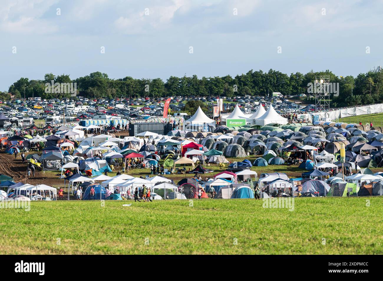 Zahlreiche Zelte und pavillons stehen auf einem Campingplatz am Gelände des Southside Festivals. DAS Rockmusik-Festival gehört zu den größten deutschen Festivals en plein air. Neuhausen ob Eck Baden-Württemberg Deutschland *** de nombreuses tentes et pavillons sont installés sur un camping sur le terrain du Southside Festival le festival de musique rock est l'un des plus grands festivals allemands en plein air Neuhausen ob Eck Baden Württemberg Allemagne Banque D'Images