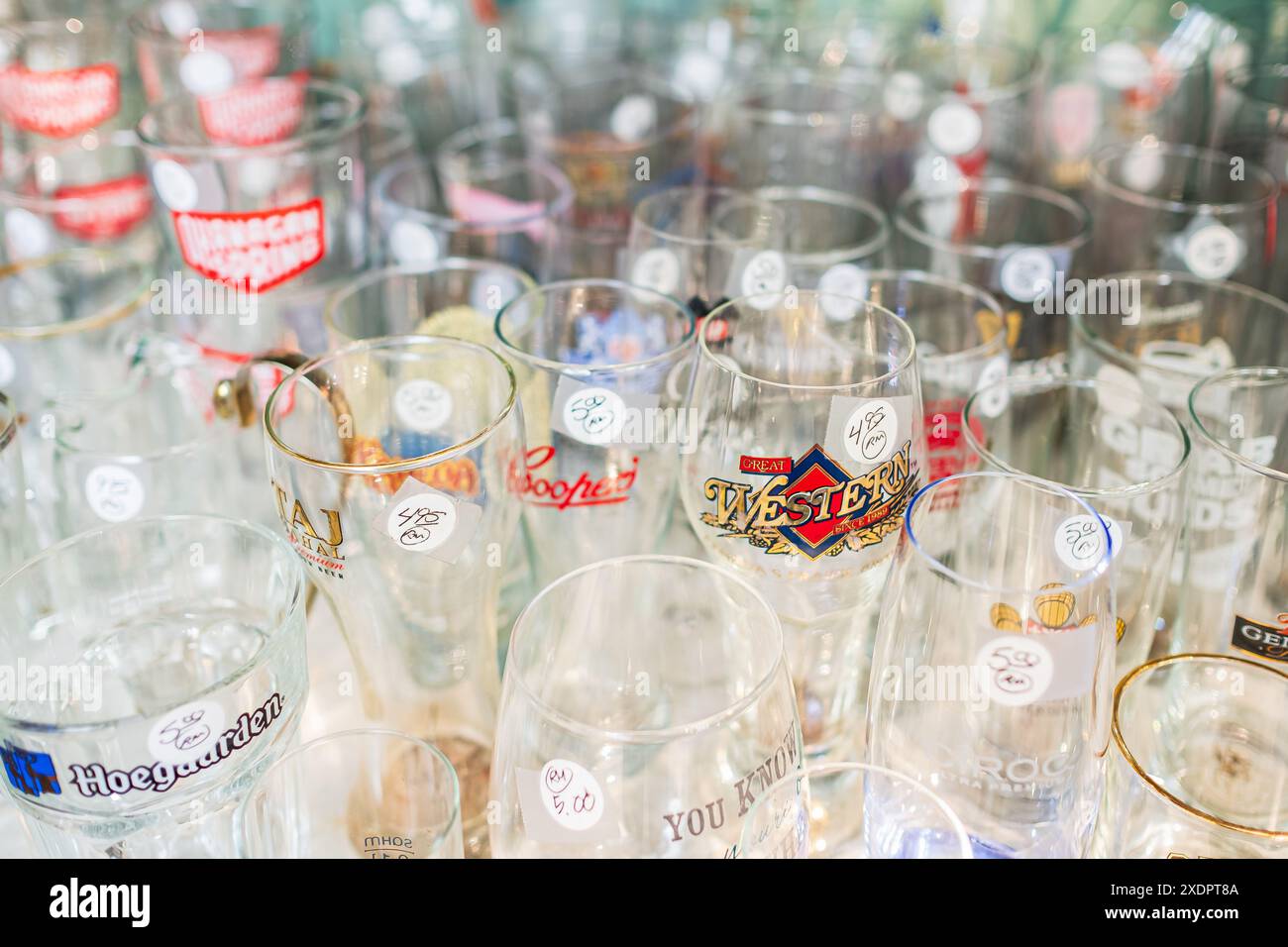 Différentes verreries de bière vides, verres à vin, béchers en verre et tasses sur une table. Une collection de verres en cristal élégants. Ensemble de verre vide différent Banque D'Images