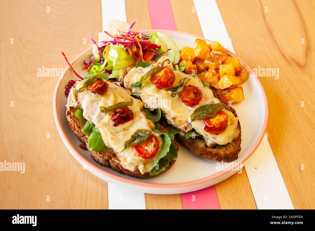 sandwich ouvert sur pain multigrains. Nappé de tomates cerises poulet grillées et de moutarde au miel. Banque D'Images