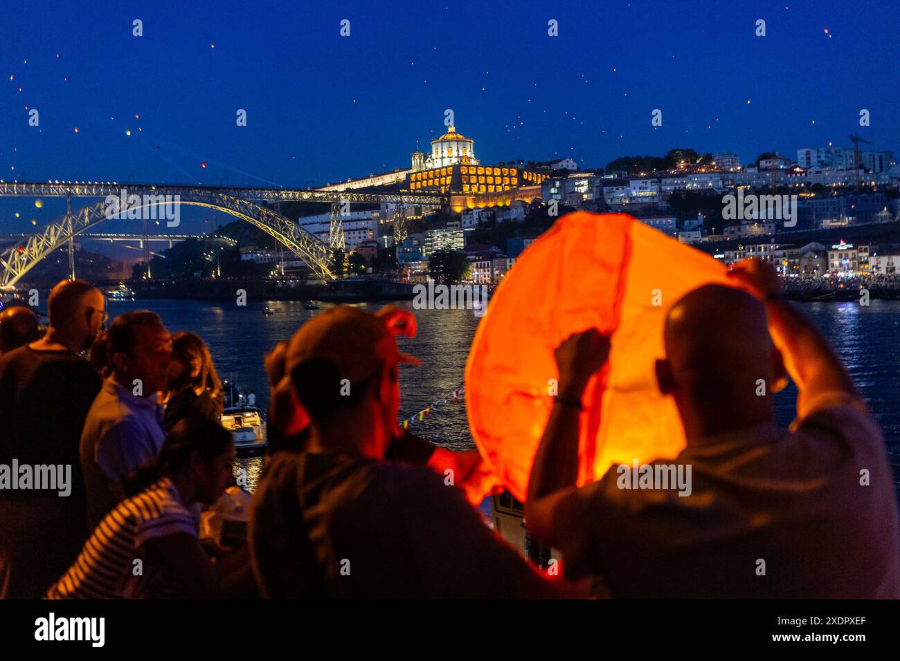 On voit les gens célébrer la Saint Jean à Porto à travers les rues de la ville. Le clou de ces festivités est la nuit du 23 au 24 juin. Banque D'Images