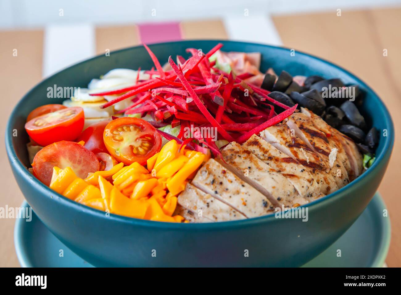 Salade de quinoa aux légumes frais servie dans un bol dans un café-restaurant sain. Banque D'Images