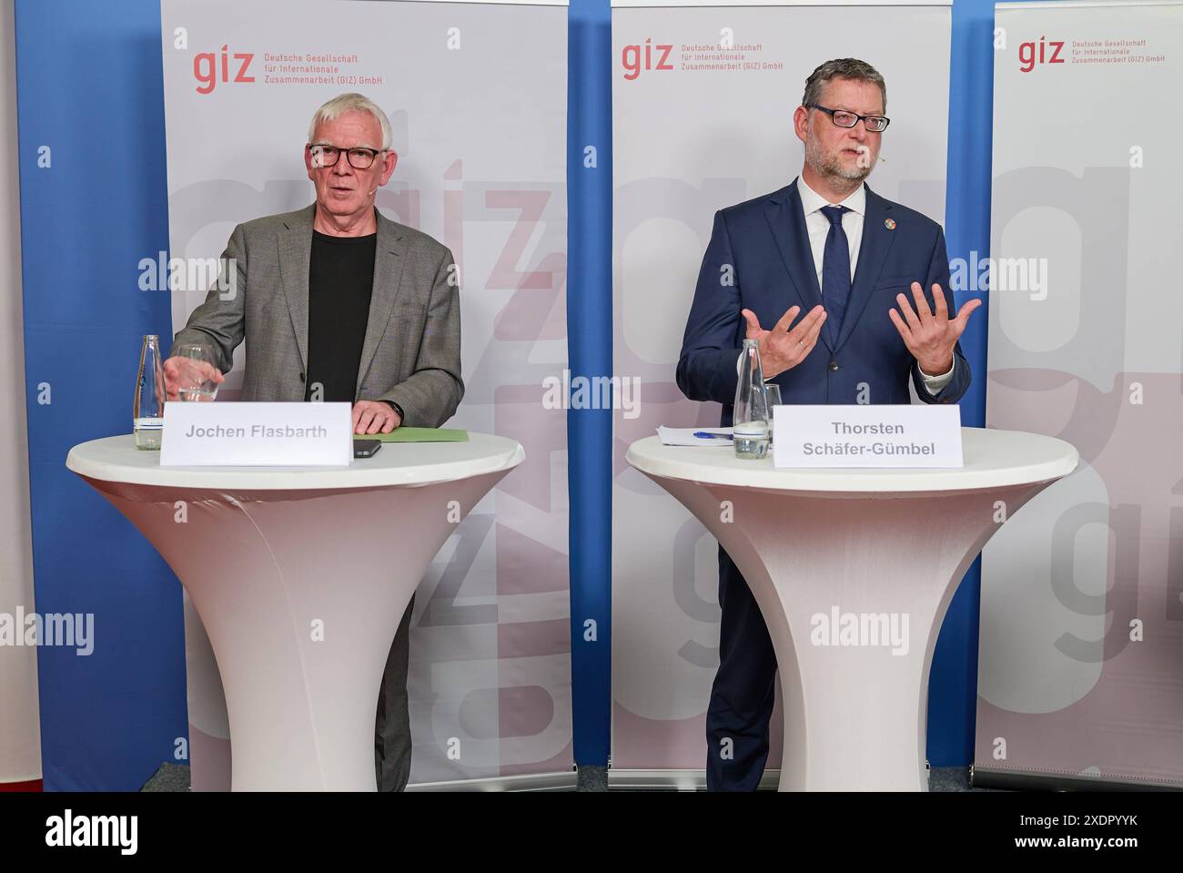 Jahrespressekonferenz der Deutsche Gesellschaft fuer internationale Zusammenarbeit GIZ GmbH AM 24. Juni 2024 à Berlin. GIZ-Vorstandssprecher Thorsten Schaefer-Guembel R und Staatssekretaer und GIZ-Aufsichtsratsvorsitzender Jochen Flassbarth l erlaeuterten, welchen Beitrag die GIZ im vergangenen Jahr in der Entwicklungszusammenarbeit geleistet Hat. Die Deutsche Gesellschaft fuer internationale Zusammenarbeit GIZ Hat im vergangenen Jahr weltweit mit knapp vier Milliarden Euro Hilfestellung zu nachhaltiger Entwicklung geleistet. Gemeinsam mit ihren Partnern habe die GIZ beispielsweise Millionen Banque D'Images