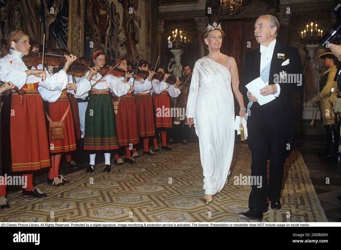 Gullan Marianne, princesse Bernadotte, comtesse de Wisborg (née Lindberg, plus tard Tchang ; née le 15 juillet 1924), également connue sous le nom de princesse Marianne Bernadotte, est une actrice suédoise, icône de la mode et philanthrope qui épouse en 1961 Sigvard Bernadotte, le deuxième fils de Gustaf VI Adolf de Suède. Sur la photo : Marianne et Sigvard Berndotte 1980 au château royal de Stockholm. Banque D'Images