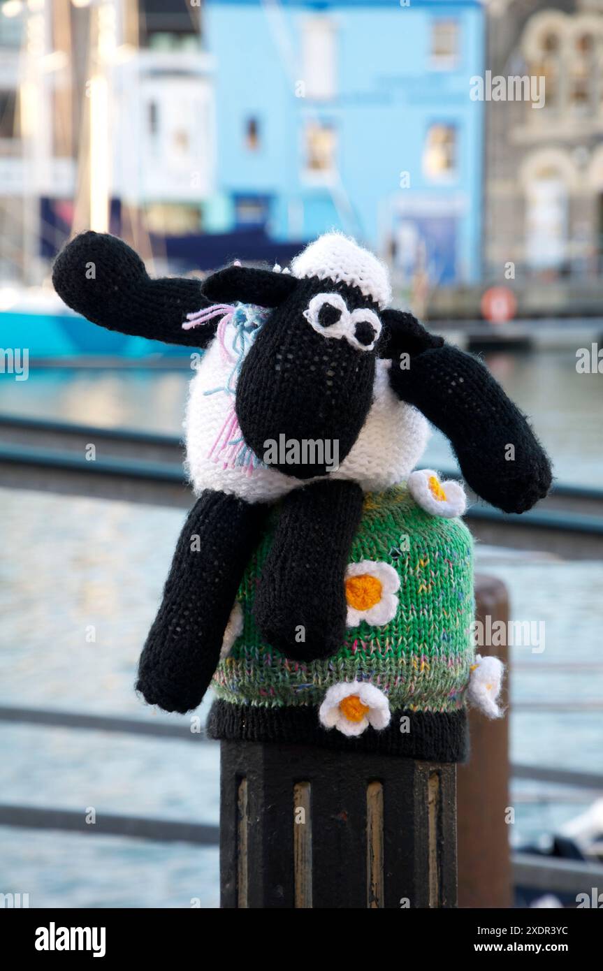 Figurine en laine crochetée originale du personnage d'Aardman animations 'Shaun the Sheep' couvre le haut d'une borne en métal. Weymouth, Dorset, Angleterre, Royaume-Uni Banque D'Images