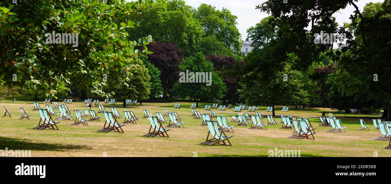 Chaises longues abandonnées dehors à l'air libre. Chaises pliantes portatives éparpillées dans un parc ouvert. Banque D'Images