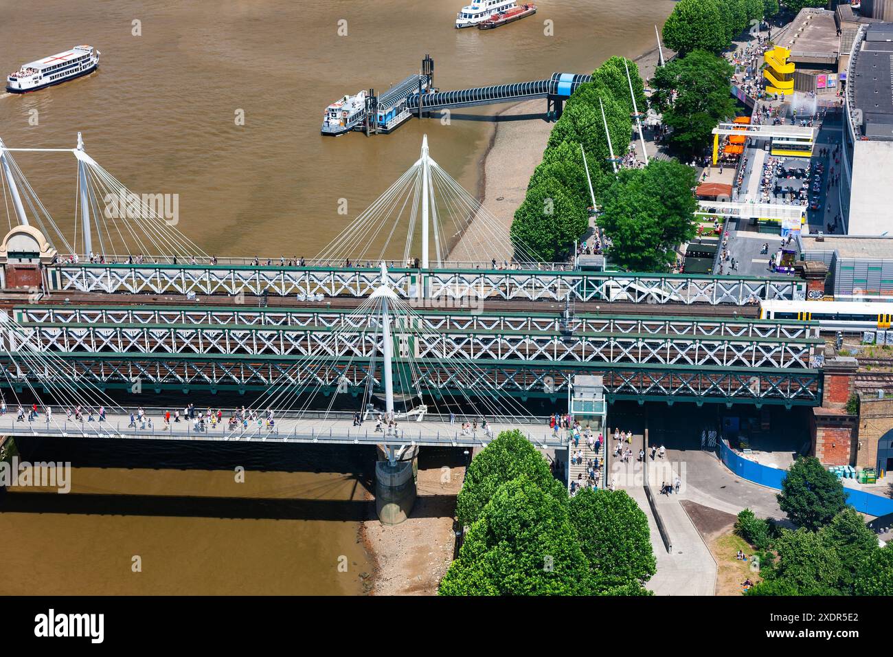 Londres, Royaume-Uni - 3 juillet 2010 : Golden Jubilee Bridge, Hungerford Bridge et Festival Pier sur la rive sud de la Tamise. Banque D'Images Londres, Royaume-Uni - 3 juillet 2010 : Golden Jubilee Bridge, Hungerford Bridge et Festival Pier sur la rive sud de la Tamise. Banque D'Images