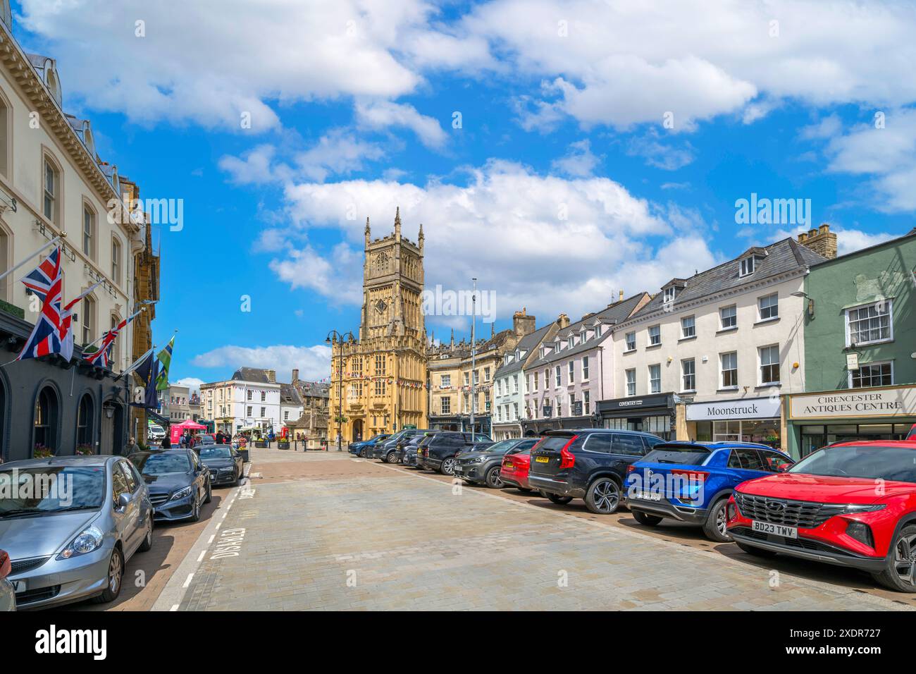 La place du marché regardant vers les deux L'église des membres John Baptist, Cirencester, Gloucestershire, Angleterre, Royaume-Uni Banque D'Images