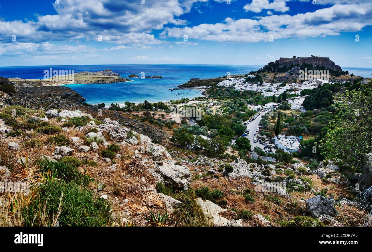 Vue sur la plage et le littoral de Lindos, Lindos, Dodécanèse, Rhodes, Grèce, Europe Banque D'Images