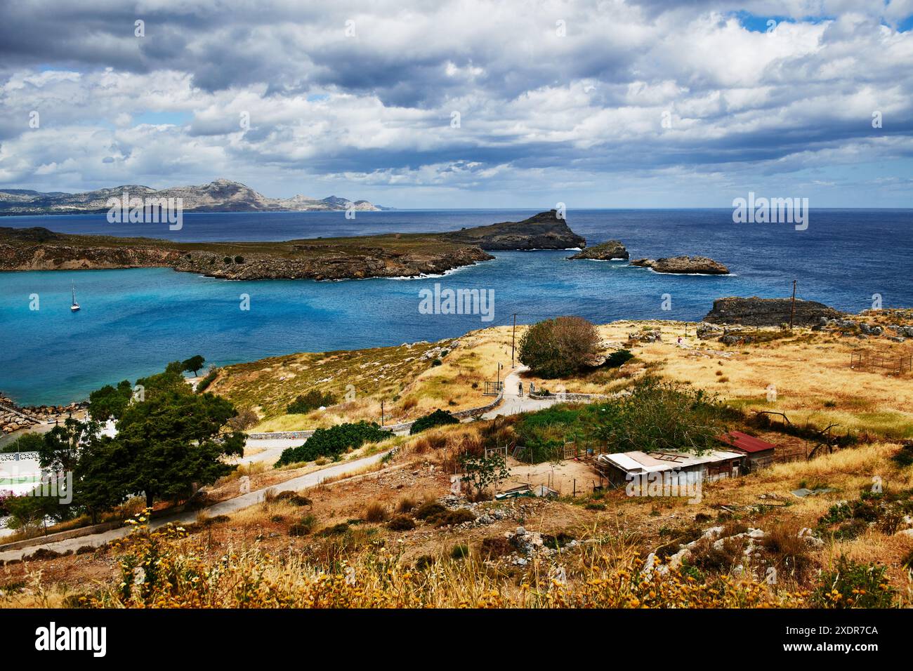 Vue sur la plage et le littoral de Lindos, Lindos, Dodécanèse, Rhodes, Grèce, Europe Banque D'Images